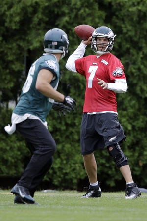 Sam Bradford (7) and tight end Zach Ertz haven't had much time to work on their chemistry with Ertz having surgery on Aug. 14, but the tight end returned to practice on Wednesday and is hopeful of playing in Monday's season opener. (AP Photo/Matt Rourke)