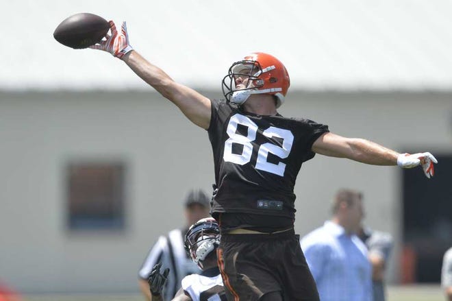 David Richard Associated Press Cleveland Browns tight end Gary Barnidge reaches for the ball during an NFL football minicamp in Berea, Ohio, earlier this month.