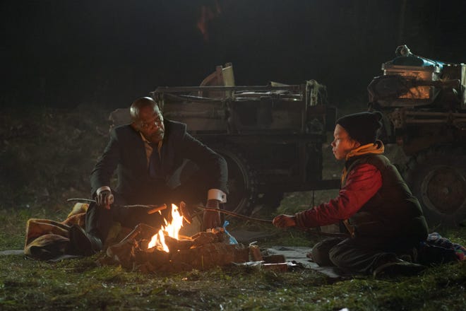 President Moore (Samuel L. Jackson) and Oskari (Onni Tommila) try to make it through the night in the wilderness.