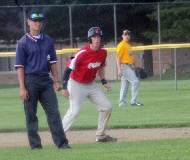 Hillsdale Recreation Baw Beese's Corbin Hoover leads off second base Thursday night against Bronson. DAVID VANTRESS PHOTO