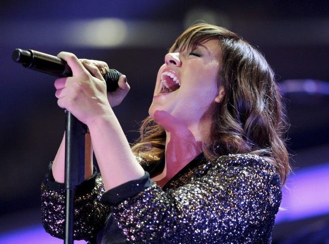 Kelly Clarkson appears Sunday at the Susquehanna Bank Center.