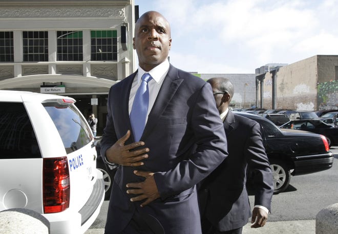 The U.S. Department of Justice formally dropped its criminal prosecution of Barry Bonds, Major League Baseball's career home run leader.