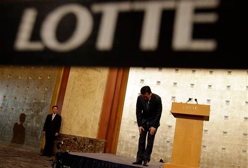 Lotte group Chairman Shin Dong-bin bows after he issued a public apology at Lotte Hotel in Seoul, South Korea, Tuesday, Aug. 11, 2015. (AP Photo/Lee Jin-man)