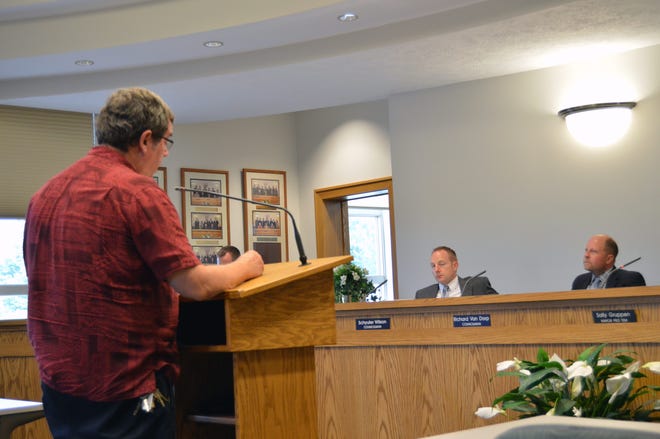 Library Director Bob VandeVusse address Zeeland City Council at the Monday, Aug 17, meeting.