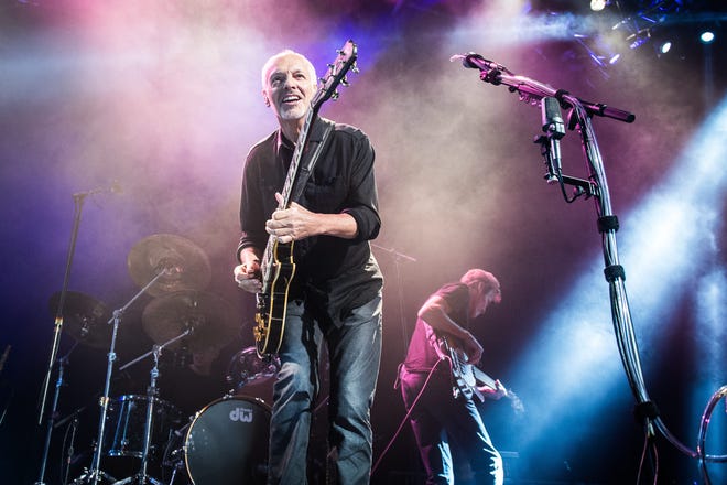 PARIS, FRANCE - OCTOBER 20: Peter Frampton opens for Deep Purple at Le Zenith on October 20, 2013 in Paris, France. (Photo by David Wolff - Patrick/Redferns via Getty Images)