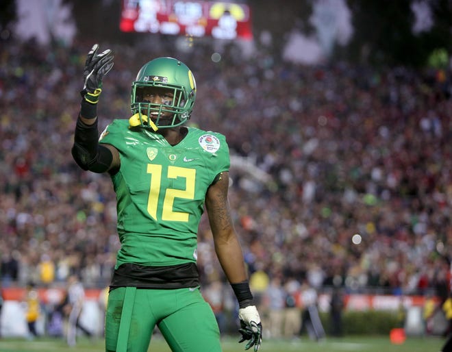 Oregon's Chris Seisay gestures to the crowd of Duck fans in the stands during the Rose Bowl. (Chris Pietsch/The Register-Guard)