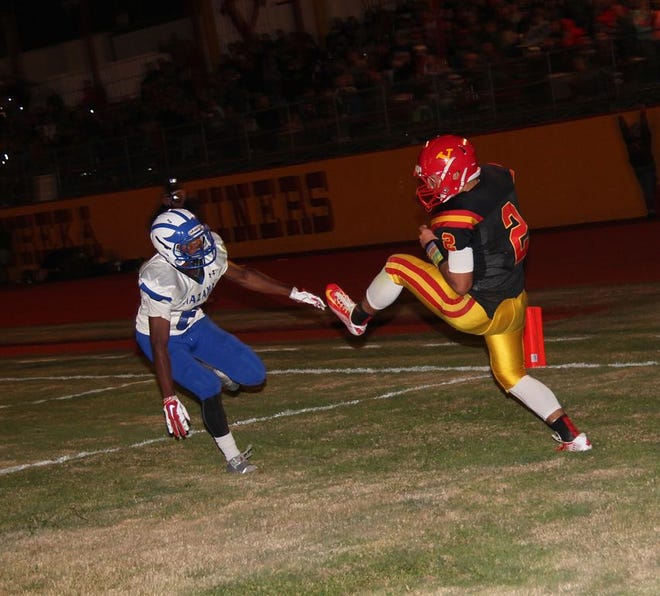 Drew Kannely-Robles catches a touchdown pass for the Yreka Miners against Mazama on Friday night at home. He also had a rushing TD for Yreka.
Daily News Photo/Bill Choy