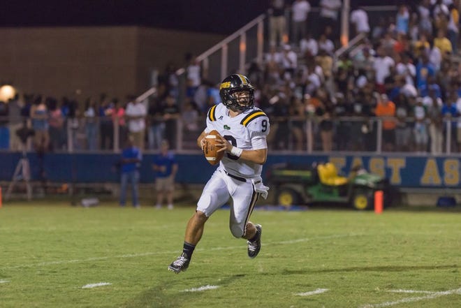 St. Amant quarterback Hayden Mallory went 15-20 for 200 yards and a score in the Gators' win over Live Oak. Photo by DKMoon Photography.