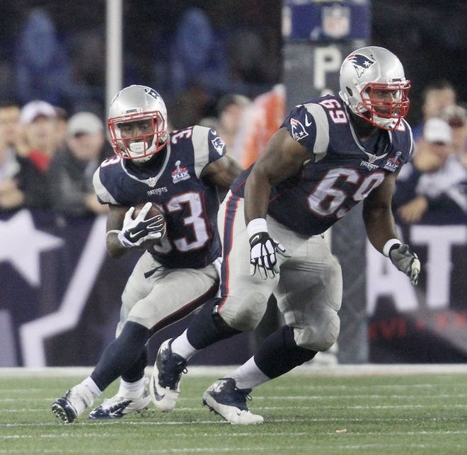 Dion Lewis (33), running behind Shaq Mason against the Steelers, posted 69 rushing yards and caught four passes for 51 yards.