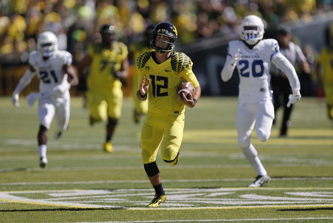 Oregon quarterback Taylor Alie runs 87 yards for a touchdown Saturday. It was the longest run by a Duck quarterback since 1938. (Andy Nelson/The Register-Guard)
