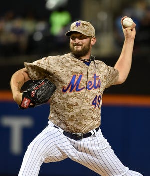 Mets' Jonathon Niese pitches against the Braves in the first inning on Monday. The Associated Press