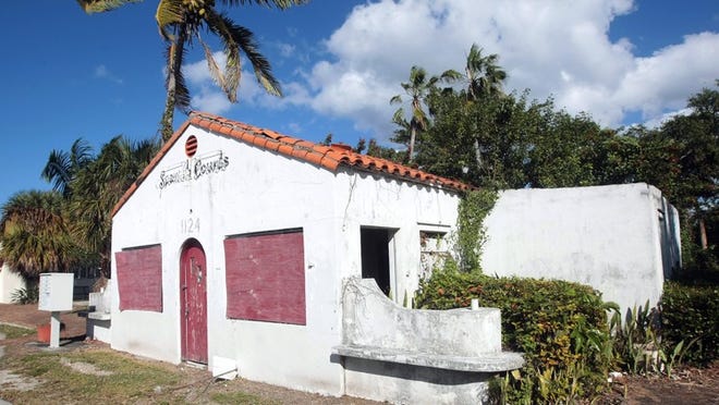 The dilapidated building at the entrance to Spanish Courts in Riviera Beach is shown in this February 2013 picture. (Bill Ingram/The Palm Beach Post)