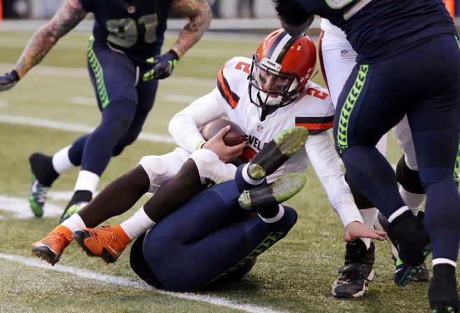 Cleveland Browns quarterback Josh McCown (13) scrambles out of the pocket during the first half of an NFL football game against the New York Jets Sunday, Sept. 13, 2015 in East Rutherford, N.J. (AP Photo/Jason DeCrow)