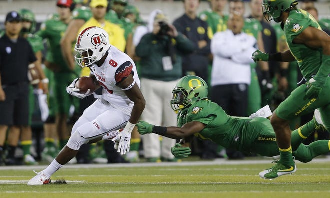 Oregon safety Juwaan Williams misses a tackle on Utah wide receiver Bubba Poole during the third quarter at Autzen Stadium in Eugene on Saturday, September 26, 2015. (Andy Nelson/The Register-Guard)