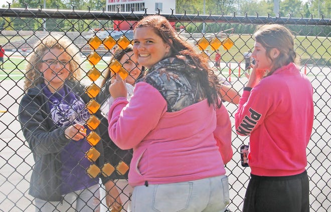 Katie Kanouse, Jasmine Renshaw and Madison Minton decorate the junior class fence. Troy Tennyson Photo