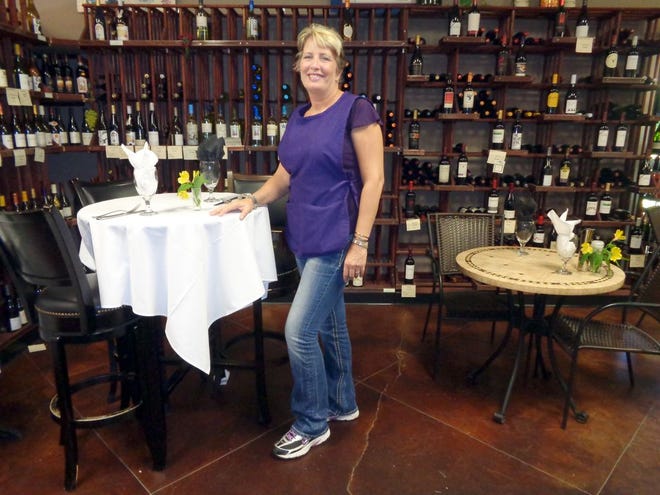 Theresa McWhorter keeps customers entertained at Somethin's Cookin' in Panama City.