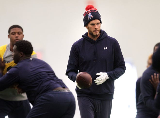Tom Brady takes part in a walkthrough practice with the Patriots on Tuesday.