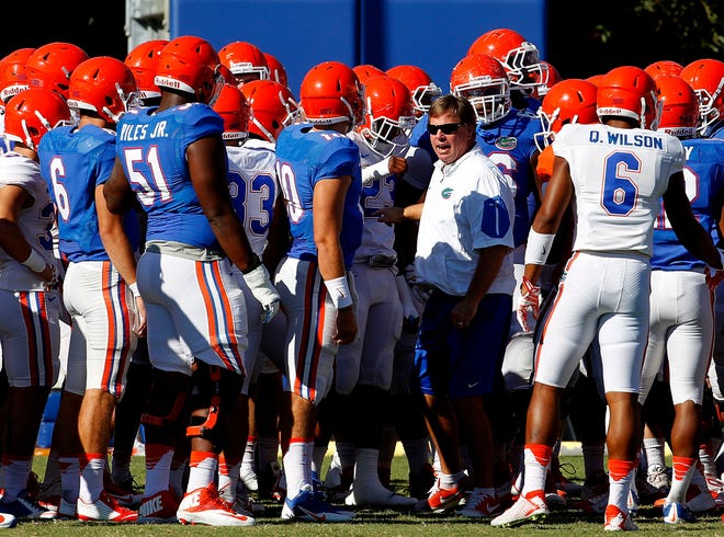 Florida Gators head coach Jim McElwain huddles with the team during practice on Oct. 13, 2015 in Gainesville.