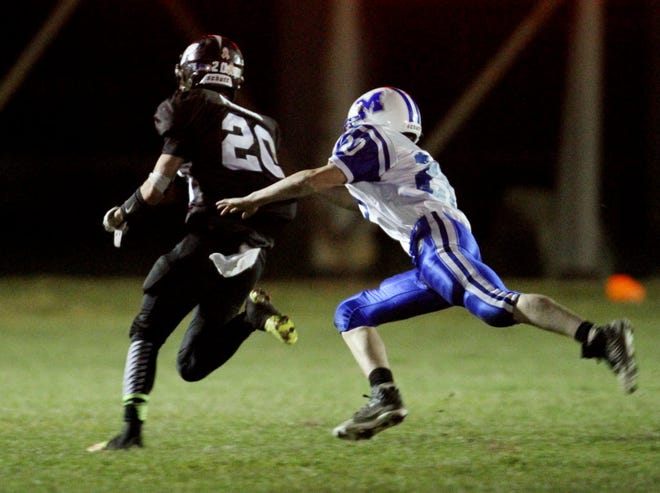 Pilgrim's Owen Kelly outruns Middletown's Jonathan Draper for a 53-yard touchdown on Friday night.