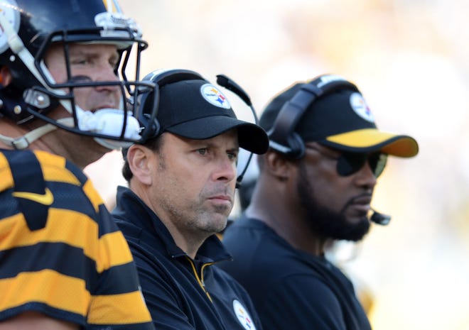 Steelers QB Ben Roethlisberger, offensive coordinator Todd Haley and coach Mike Tomlin watch as RB Le'Veon Bell is helped off the field.