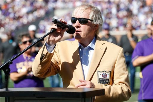 Former Minnesota Vikings quarterback Fran Tarkenton speaks aa ceremony where former vikings center Mick Tinglehoff received his Hall of Fame ring during a ceremony during half time of an NFL football game in Minneapolis, Sunday, Sept. 27, 2015. (AP Photo/Jim Mone)