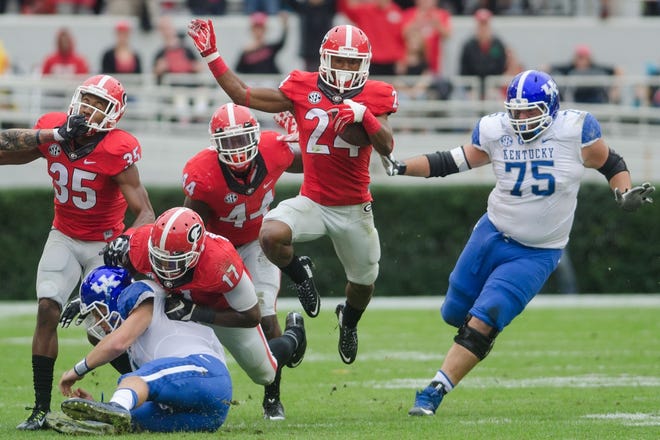Georgia safety Dominick Sanders (24) runs the ball after an interception during an NCAA football game between the Georgia Bulldogs and the Kentucky Wildcats at Sanford Stadium in Athens, Ga., on Saturday, November 7, 2015. (Taylor Craig Sutton/Staff, Taylorcraigsutton.com)
