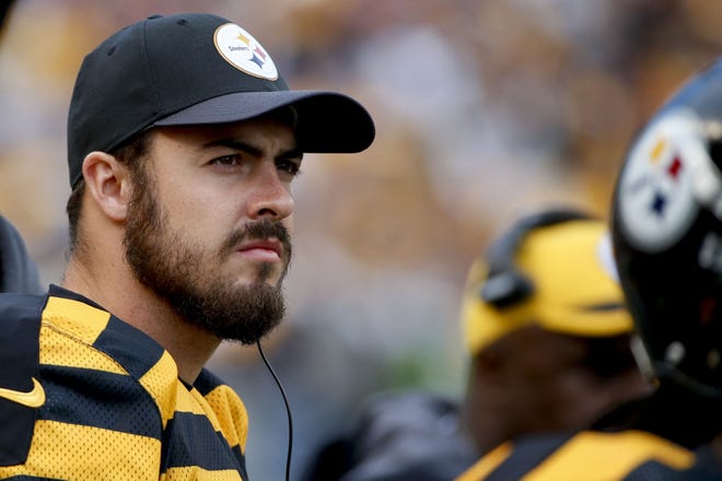 Steelers quarterback Landry Jones stands on the sideline during against the Cincinnati Bengals on Sunday, Nov. 1, 2015, in Pittsburgh. Jones is expected to start Sunday against the Browns.