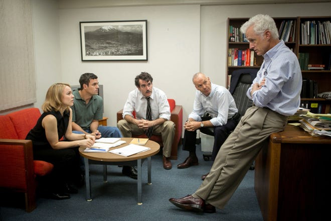 John Slattery (standing) as Ben Bradlee Jr. addresses news staff (from left, Rachel McAdams, Mark Ruffalo, Brian d’Arcy James and Michael Keaton.)