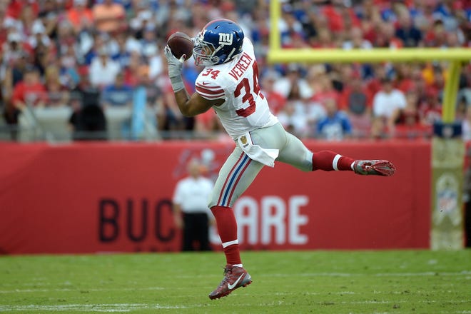 Giants running back Shane Vereen catches a pass against the Tampa Bay Buccaneers last Sunday. Vereen, who spent his first four NFL seasons with the New England Patriots before signing with the Giants in March as a free agent, has caught a touchdown in two straight games. The Associated Press