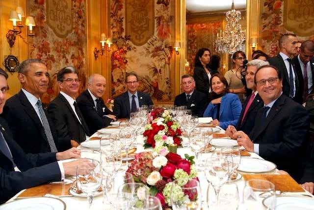 U.S. President Barack Obama (L) sits with French President Francois Hollande (R) during a dinner with U.S. Secretary of State John Kerry (2ndR), French Minister for Ecology, Sustainable Development and Energy Segolene Royal (3rdR) and French Foreign Minister, Laurent Fabius (2ndL) at the Ambroisie restaurant in Paris, France, November 30, 2015. Obama is in France for a two-day visit as part of the World Climate Change Conference 2015 (COP21).  REUTERS/Thibault Camus/Pool