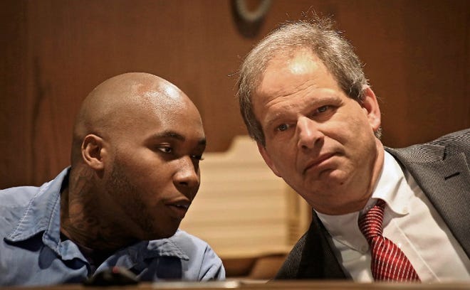 Murder defendant David J. O'Neal, left, talks to attorney Thomas Elwing during a hearing on their request for a new trial for O'Neal.