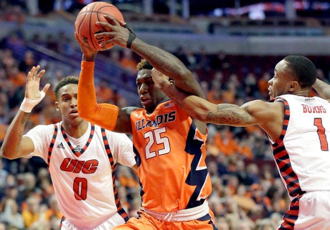 Illinois guard Kendrick Nunn, center, drives to the basket between Illinois-Chicago guard Dominique Matthews, left, and guard Paris Burns during the first half of an NCAA college basketball game on Saturday, Dec. 12, 2015, in Chicago. (AP Photo/Nam Y. Huh)