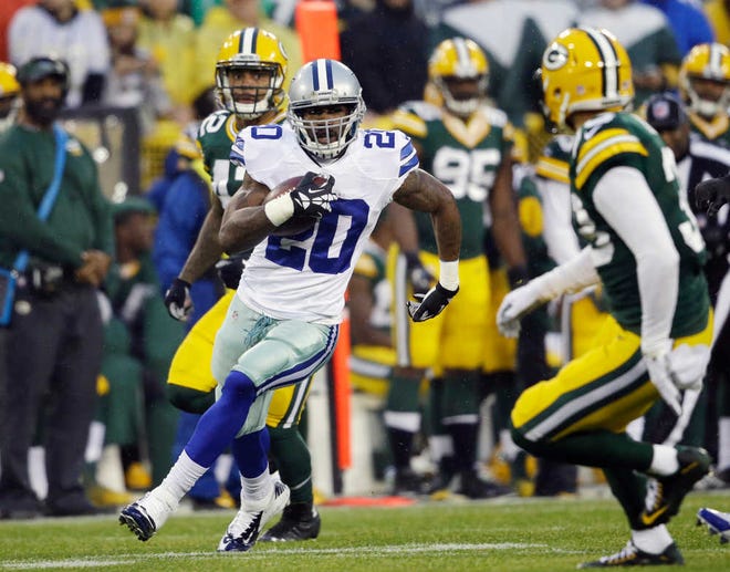 Dallas Cowboys' Darren McFadden (20) runs during the first half of an NFL football game against the Green Bay Packers, Sunday, Dec. 13, 2015, in Green Bay, Wis. (AP Photo/Jeffrey Phelps)