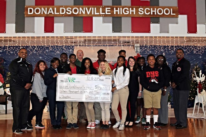 L to R: Donaldsonville High School Principal Marvin Evans, Nancy Gonzalez, Aaroneshia Julien, Rakeem Canty, Andrew Dickerson, PCS Nitrogen Human Resources Manager Garry Hiebert, Amber McKinney, Darrel Honore, Presley Gomez, Le’Reyan Rosemond, Ladarius Jackson, PCS Nitrogen Human Resources Specialist Misty Bonfanti, Prelliana Wilson, Trevon Mitchell, Assistant Principal Nicole Elmore and Associate Principal Daryl Comery.