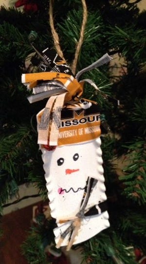 An ordinary lasagna noodle was turned into an adorable-looking snowman ornament.