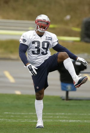 New Patriots running back Steven Jackson warms up during practice Wednesday. The Associated Press