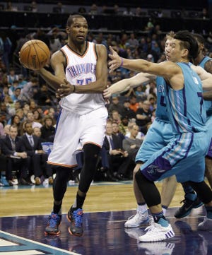 Oklahoma City Thunder's Kevin Durant, left, looks to pass away from Charlotte Hornets' Jeremy Lin, right, during the second half of an NBA basketball game in Charlotte, N.C., Saturday, Jan. 2, 2016. The Thunder won 109-90. (AP Photo/Bob Leverone