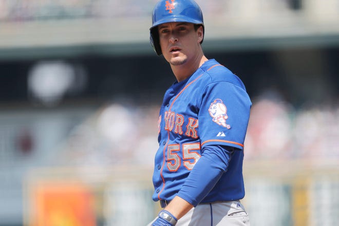 This Aug. 23, 2015 photo shows New York Mets second baseman Kelly Johnson (55) in the first inning of a baseball game in Denver. A person familiar with the negotiations says infielder Kelly Johnson and the Atlanta Braves have agreed to a $2 million, one-year contract, Wednesday, Jan. 6, 2016. (AP Photo/David Zalubowski)