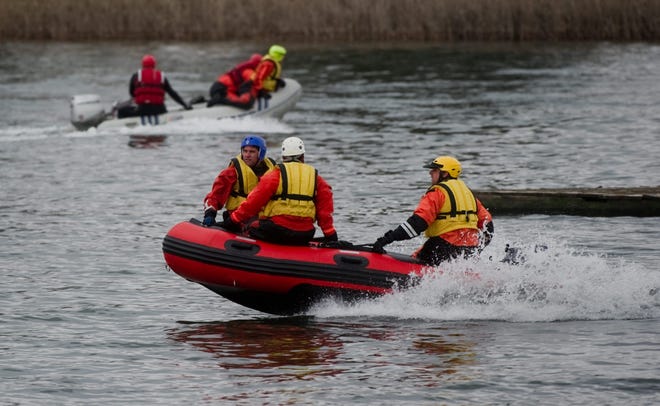 Members of the Mokelumne and Linden-Peters fire departments undergo water rescue training at Lodi Lake last week in preparation for possible El Niño-related flooding. “We respond to rescues on the Mokelumne River a lot,” said Mokelumne Rural Fire District Engineer Mark Weber, who teaches swift water rescue and rescue boat operations. “We need guys, especially for floods if something happens with El Niño, to be trained in how to operate these boats.” CLIFFORD OTO/THE RECORD