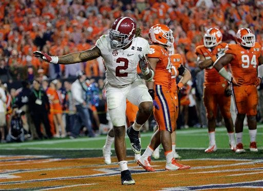 Alabama's Derrick Henry gives a Heisman pose after rushing for a touchdown during the second half of the NCAA college football playoff championship game against Clemson Monday, Jan. 11, 2016, in Glendale, Ariz. (AP Photo/David J. Phillip)