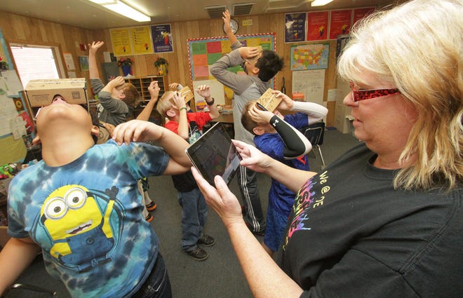 Port Orange Elementary School teacher Mrs. Adams, at right, uses Google Expeditions to take her fourth-grade class on a virtual fieldtrip to the Washington Monument. News-Journal/David Tucker