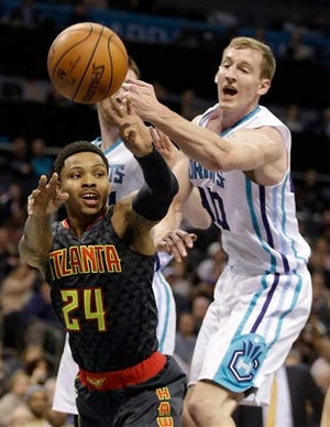 Charlotte's Cody Zeller (40) and Atlanta's Kent Bazemore (24) pursue a loose ball in Wednesday's 107-84 Charlotte victory.