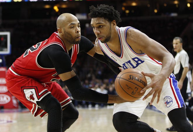 The 76ers' Jahlil Okafor (right) tries to make his move on the Bulls' Taj Gibson during the first half of Thursday night's game.