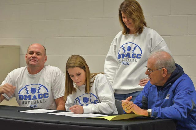 Jacobsen to play softball for DMACC