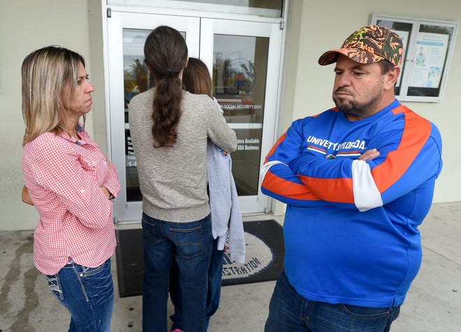 Sarah Moss, left, and Tim Moss, right, weren't prepared for a wait outside in the cold to get replacement Social Security cards at the Social Security Administration building in Lakeland.