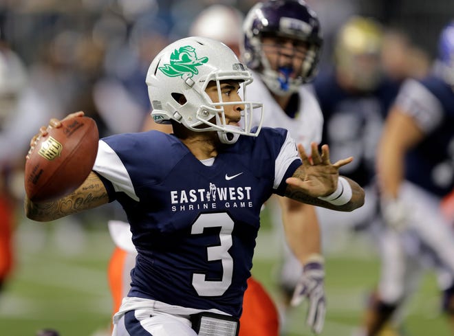 West quarterback Vernon Adams Jr., (3), of Oregon, throws a pass against the East during the first half of the East West Shrine football game Saturday, Jan. 23, 2016, in St. Petersburg, Fla.