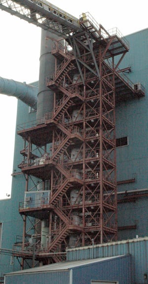 The tire fractionation tower at the MSCPA Litchfield powerplant. Don Reid photo