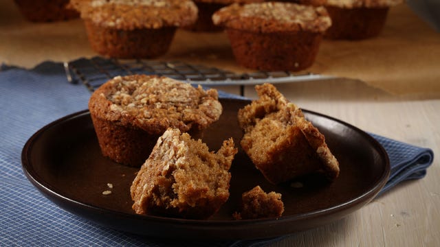 Rolled oats bring texture to a crumble that tops muffins spiked with cinnamon and nutmeg. (E. Jason Wambsgans/Chicago Tribune/TNS)