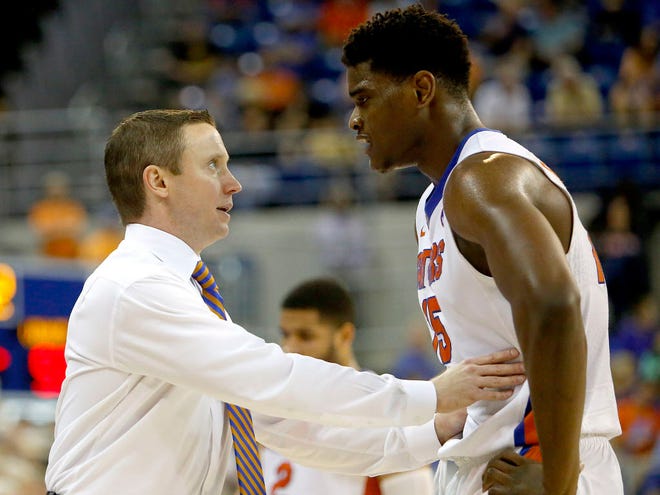 UF center John Egbunu, right, suffered a torn ligament in his thumb at practice this week.