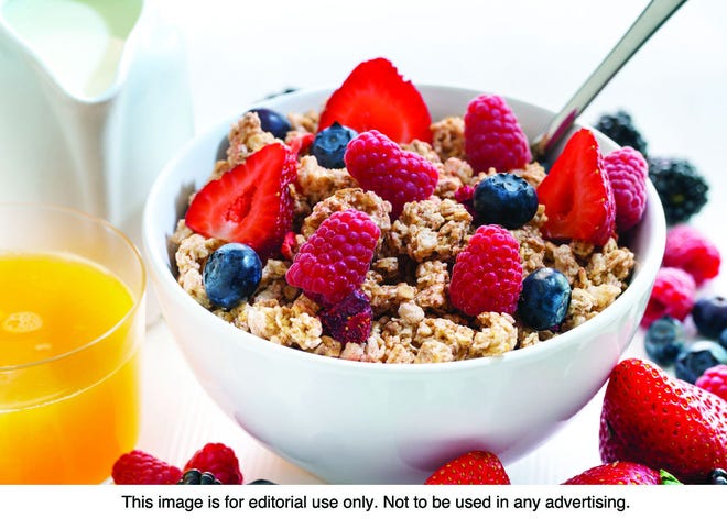Berries and whole grains are nutritious foods that can help men and women live longer, healthier lives.